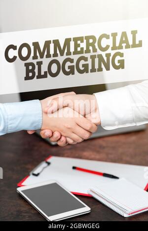 Écriture affichant du texte commercial Blogging. Aperçu de l'entreprise publié et utilisé par une organisation ou une société deux professionnels bien habillés Banque D'Images