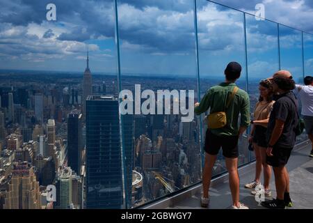 Les touristes observent la vue aérienne de Manhattan depuis le nouveau pont Edge, New York Banque D'Images