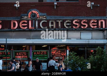 Enseignes au néon du restaurant Delicatessen de Katz, New York Banque D'Images