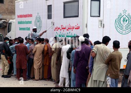 Pakistan. 05 août 2021: Un grand nombre de citoyens se réunissent dans une file d'attente pour administrer le vaccin anti Covid-19 en dehors du service mobile de VVVVVVans de Sindh Government Covid-19, sans aucune mesure de sécurité et de distance sociale pouvant causer la propagation du coronavirus (COVID- 19), montrant la négligence de l'autorité concernée, Situé dans la région du Old Hajji Camp à Karachi le jeudi 05 août 2021. Credit: Asianet-Pakistan/Alamy Live News Banque D'Images