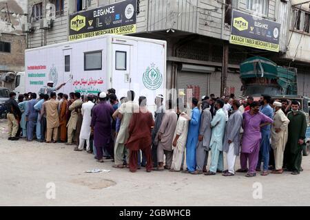 Pakistan. 05 août 2021: Un grand nombre de citoyens se réunissent dans une file d'attente pour administrer le vaccin anti Covid-19 en dehors du service mobile de VVVVVVans de Sindh Government Covid-19, sans aucune mesure de sécurité et de distance sociale pouvant causer la propagation du coronavirus (COVID- 19), montrant la négligence de l'autorité concernée, Situé dans la région du Old Hajji Camp à Karachi le jeudi 05 août 2021. Credit: Asianet-Pakistan/Alamy Live News Banque D'Images