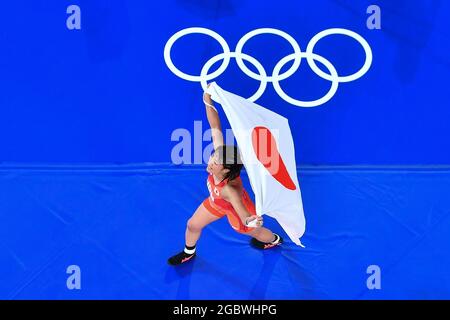 Chiba, Japon. 5 août 2021. Kawai Risako au Japon célèbre l'Iryna Kurachkina au Bélarus après la finale de 57kg de freestyle féminin aux Jeux Olympiques de Tokyo 2020 à Chiba, au Japon, le 5 août 2021. Credit: Chen Yichen/Xinhua/Alay Live News Banque D'Images