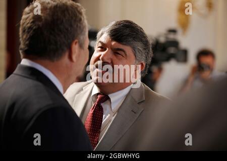 Le président de l'AFL-CIO, Richard Trumka (R), visite le directeur du Conseil économique national de la Maison-Blanche, Lawrence Summers, avant une réunion du Conseil consultatif du redressement économique du président (PERAB) dans la salle à manger de l'État à la Maison-Blanche, le lundi 4 octobre 2010 à Washington, DC. Le président Barack Obama a utilisé cette réunion pour annoncer le programme « les victimes de l'avenir de l'Amérique », axé sur l'amélioration des partenariats entre l'industrie et les collèges communautaires dans le but de mettre en place des stratégies de développement de la main-d'œuvre, des programmes de formation professionnelle et des stages. Crédit: Puce Somodevilla - piscine via CNP Banque D'Images