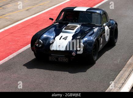 Le TVR Griffith 200, de John Spiers et TIFF Needell, dans la file de la fosse avant le début du Trophée international pour les voitures GT classiques avant 66 Banque D'Images