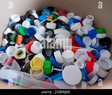 Gros plan de nombreux bouchons de bouteilles en plastique collectés pour recyclage. Banque D'Images