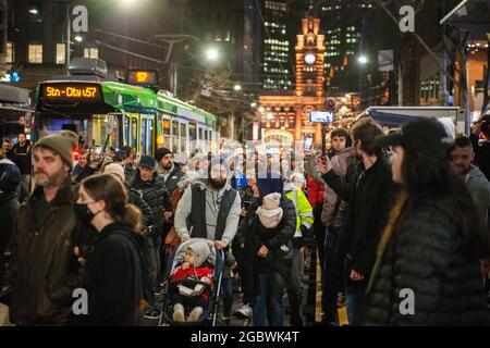 Melbourne, Australie. 5 août 2021. Les parents et leurs deux jeunes enfants font partie de la foule des manifestants anti-verrouillage. Mécontent de l'annonce récente que le sixième confinement de Victoria commencerait plus tard dans la nuit, une manifestation a eu lieu au-delà de l'heure limite de 20:00. Credit: Jay Kogler/Alay Live News Banque D'Images