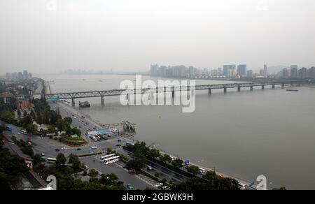 Hangzhou, province du Zhejiang, Chine. Pont traversant la rivière Qiantang vu d'une colline près de la Pagode des six Harmonies. Banque D'Images