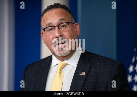 Washington, États-Unis. 05 août 2021. Le secrétaire à l'éducation, M. Miguel Cardona, prononce une allocution devant le secrétaire de presse de la Maison-Blanche, Jen Psaki, s'adresse aux journalistes à la Maison-Blanche à Washington, DC, le jeudi 5 août 2021. Le secrétaire Psaki a parlé de . Photo par Sarah Silbiger/Pool/Sipa USA crédit: SIPA USA/Alay Live News Banque D'Images