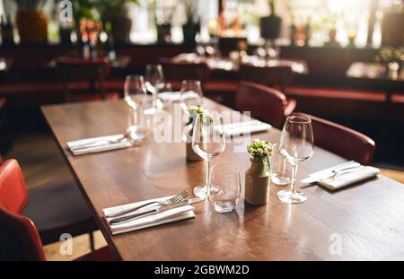 Verres et couverts sur la table du restaurant Banque D'Images