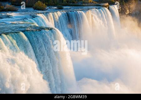 USA, New York, New York State Park, Niagara Falls, gros plan des chutes américaines montrant le grand volume d'eau en cascade sur le bord du gouffre Banque D'Images