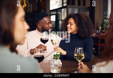 Un jeune couple toasque au bar à vin Banque D'Images