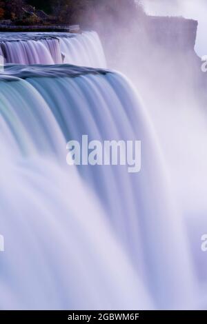 USA, New York, New York State Park, Niagara Falls, gros plan des chutes américaines montrant le grand volume d'eau en cascade sur le bord du gouffre Banque D'Images