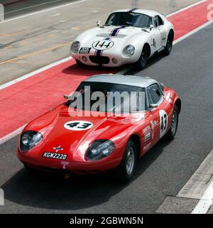 Le Marcos de Ian Pearson et Callum Grant et le Shelby Daytona Cobra de George Pochciol et James Hanson, dans l'International Pit Lane, Silverstone Banque D'Images