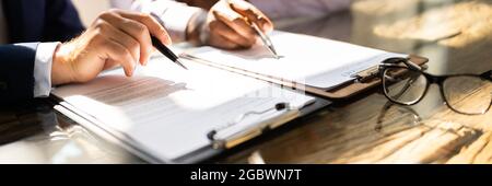 Révision du contrat de document métier. Avocat en cause Banque D'Images