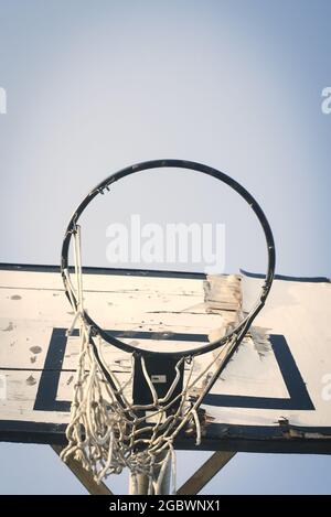 Photo verticale d'un vieux panier de basket-ball contre le ciel Banque D'Images