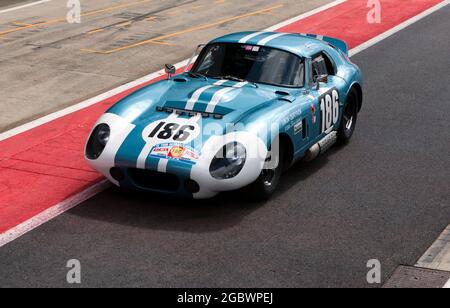 Le coupé AC Cobra Daytona de David Smith et Mark Pangborn, dans la file de la fosse avant le début du Trophée International pour les voitures GT classiques avant 66 Banque D'Images