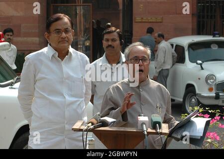 Pranab Mukherjee et P. Chidambaram, hauts responsables du parti du Congrès, s'adresèrent à des personnes des médias en dehors du bureau des premiers ministres à New Delhi, en Inde. Pho Banque D'Images