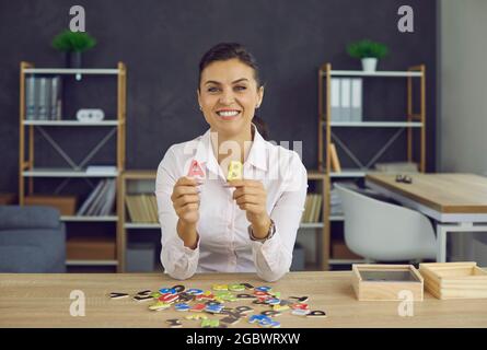 Portrait d'un enseignant d'anglais heureux enseignant de l'alphabet aux élèves primaires en classe en ligne Banque D'Images