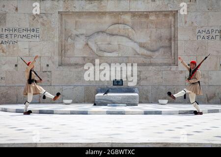 Gardes grecs ou Evzones - Garde présidentielle en dehors du Parlement hellénique qui garde la tombe du soldat inconnu - Athènes, Grèce. Banque D'Images
