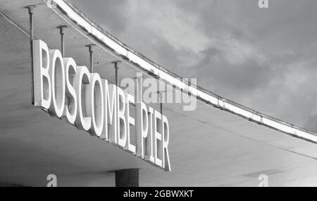 Panneau suspendu Boscombe Pier contre Stormy Sky Black et White Bournemouth Royaume-Uni Banque D'Images