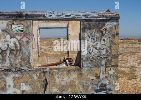 Abri sans toit sur la plage Dungeness de kent Banque D'Images