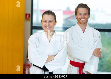 portrait d'un jeune homme et d'une jeune femme du caucase portant des kimonos Banque D'Images