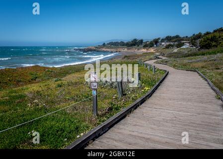 Le sentier de la promenade de Moonstone Beach est un sentier de plus de deux kilomètres le long du promontoire qui est accessible aux fauteuils roulants et adapté aux poussettes. Il méandait Banque D'Images