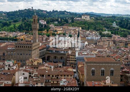 Les toits rouges de Florence, en Italie, lors d'une journée d'été avec le Palazzo Vecchio en premier plan. Vue depuis le clocher de la cathédrale de Florence. Banque D'Images