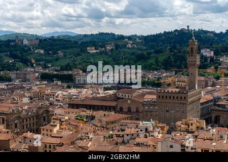 Les toits rouges de Florence, en Italie, lors d'une journée d'été avec le Palazzo Vecchio en premier plan. Vue depuis le clocher de la cathédrale de Florence. Banque D'Images