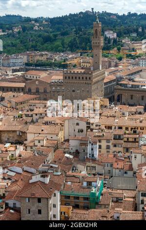 Les toits rouges de Florence, en Italie, lors d'une journée d'été avec le Palazzo Vecchio en premier plan. Vue depuis le clocher de la cathédrale de Florence. Banque D'Images