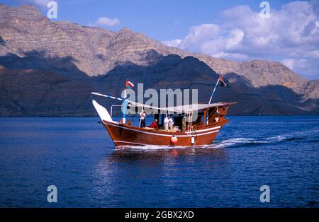 Bateau avec touriste dans la péninsule de Musandam, Oman Banque D'Images