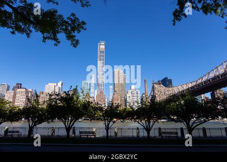 Midtown Manhattan Skyscraper se dresse au-delà de l'East River NYC Banque D'Images