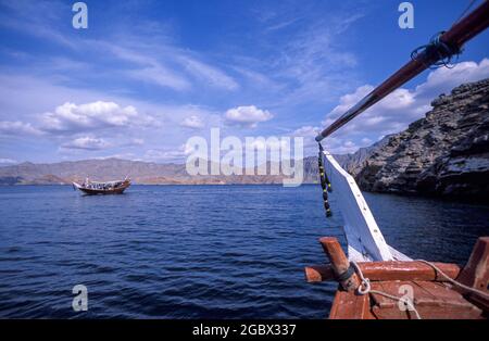 Bateau avec touriste dans la péninsule de Musandam, Oman Banque D'Images