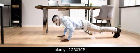 Exercice de bureau. Des Africains-Américains en bonne santé qui font des poups Banque D'Images