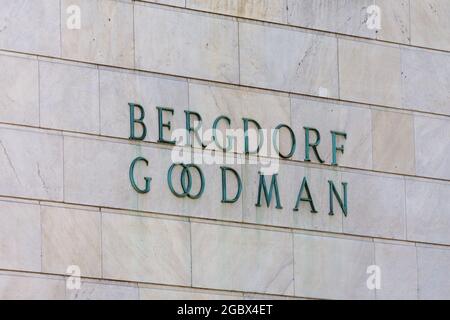 NEW YORK, Etats-Unis - 15 MAI 2019 : panneau du magasin Bergdorf Goodman à New York Manhattan Banque D'Images