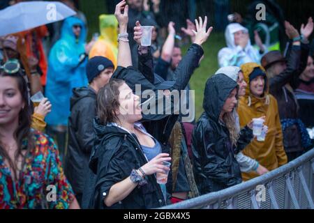 Wilderness Festival, Oxfordshire, Royaume-Uni. 5 août 2021. Les fêtards apprécient le Wilderness Festival malgré la pluie alors que l'événement commence sa 10e année. Il a été reporté en 2020 en raison de Covid, mais a été en mesure de Vas-y en 2021 avec des tests stricts en place. Crédit : Andrew Walmsley/Alamy Live News Banque D'Images