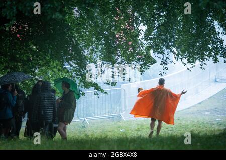 Wilderness Festival, Oxfordshire, Royaume-Uni. 5 août 2021. Les fêtards apprécient le Wilderness Festival malgré la pluie alors que l'événement commence sa 10e année. Il a été reporté en 2020 en raison de Covid, mais a été en mesure de Vas-y en 2021 avec des tests stricts en place. Crédit : Andrew Walmsley/Alamy Live News Banque D'Images