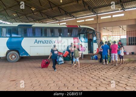 OIAPOQUE, BRÉSIL - 1er AOÛT 2015 : vue sur un terminal de bus dans la ville d'Oiapoque Banque D'Images