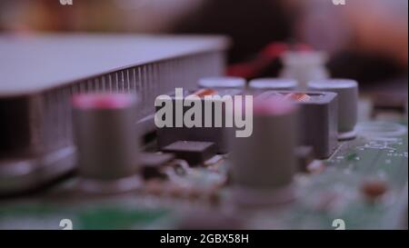 Semi-conducteur. puce du processeur située sur la carte mère verte de l'ordinateur. Carte mère semi-conducteur. Carte informatique haute technologie avec Banque D'Images