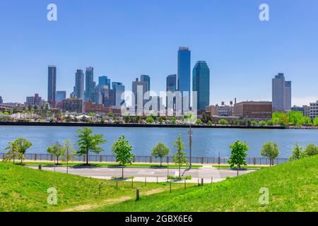 Les immeubles résidentiels de haute hauteur en cours d'aménagement se trouvent au-delà de la rivière East dans le quartier Queens de long Island City depuis Southpoint Park Roosevelt Island à Banque D'Images