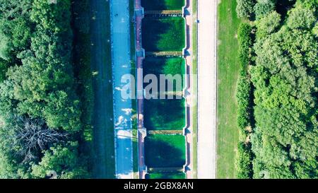 Reggia di Caserta, Italie. Vue aérienne des célèbres jardins et piscines du bâtiment royal depuis un drone en été Banque D'Images