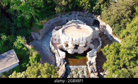 Reggia di Caserta, Italie. Vue aérienne des célèbres jardins du bâtiment royal depuis un drone en été Banque D'Images