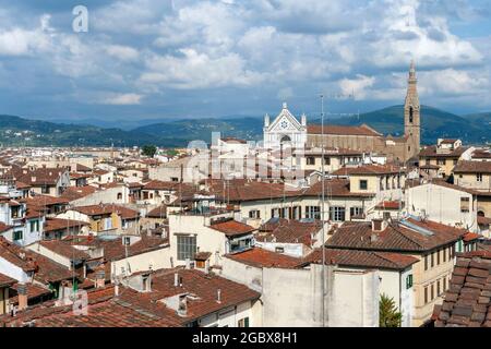 Les toits rouges de Florence, en Italie, lors d'une journée d'été avec la basilique Santa Croce en arrière-plan. Vue depuis le balcon du Palazzo Vecchio. Banque D'Images