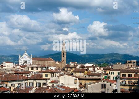 Les toits rouges de Florence, en Italie, lors d'une journée d'été avec la basilique Santa Croce en arrière-plan. Vue depuis le balcon du Palazzo Vecchio. Banque D'Images