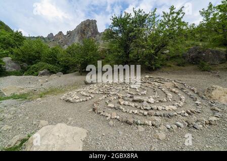 Un labyrinthe bordé de pierres, dans un défrichement dans une forêt de montagne. Crimée Banque D'Images