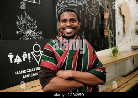 Tapiwa Guzha, propriétaire d'entreprise sud-africaine, dans son magasin de crème glacée TAPI. TAPI TAPI est un idéophone Bantu qui signifie doux. Banque D'Images