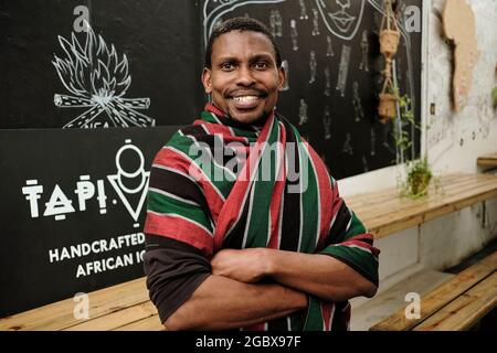 Tapiwa Guzha, propriétaire d'entreprise sud-africaine, dans son magasin de crème glacée TAPI. TAPI TAPI est un idéophone Bantu qui signifie doux. Banque D'Images