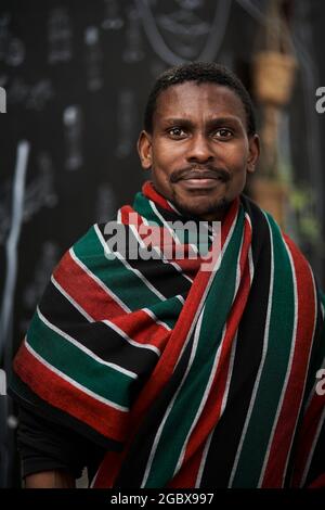 Tapiwa Guzha, propriétaire d'entreprise sud-africaine, dans son magasin de crème glacée TAPI. TAPI TAPI est un idéophone Bantu qui signifie doux. Banque D'Images