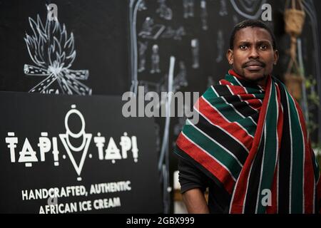 Tapiwa Guzha, propriétaire d'entreprise sud-africaine, dans son magasin de crème glacée TAPI. TAPI TAPI est un idéophone Bantu qui signifie doux. Banque D'Images