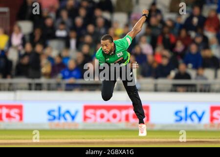 Manchester, Royaume-Uni. 05 août 2021. Chris Jordan Bowling pour Southern Brave à Manchester, Royaume-Uni, le 8/5/2021. (Photo de Conor Molloy/News Images/Sipa USA) crédit: SIPA USA/Alay Live News Banque D'Images